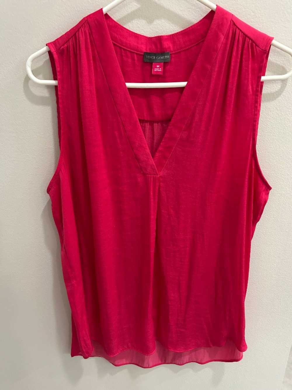 Vince Camuto women’s sleeveless sz M v-neck imitation silk but polyester top EUC